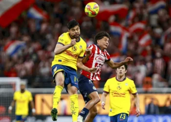 ¡Todo en el aire! Chivas y América igualan en tenso Clásico doméstico