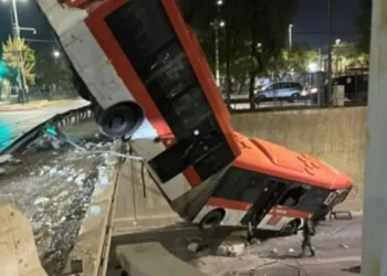 Bus valla cae a la Autopista Central tras accidente y deja once personas lesionadas