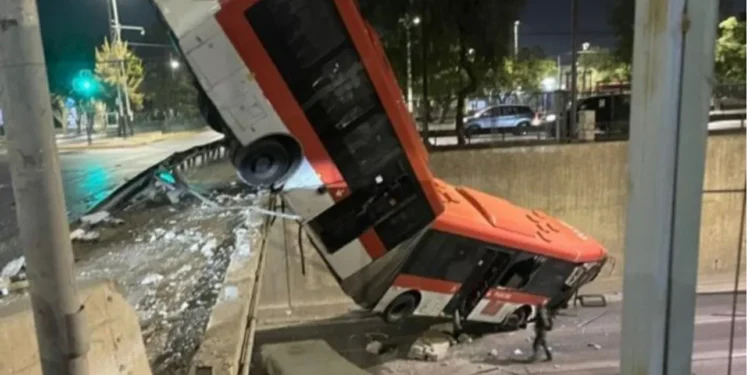 Bus valla cae a la Autopista Central tras accidente y deja once personas lesionadas