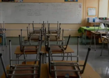 Suspenden clases en dos establecimientos tras deceso de joven por presunta meningitis en San Antonio