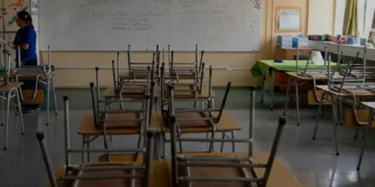 Suspenden clases en dos establecimientos tras deceso de joven por presunta meningitis en San Antonio