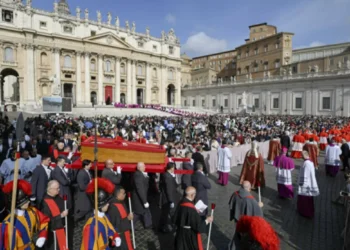 Restos del papa Francisco llega hasta la basílica de santo Pedro y fieles se congregan para despedirlo