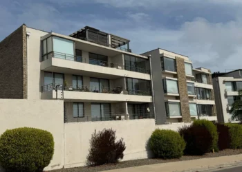 Denuncian inundación de costosos departamentos en Bosques de Montemar por falta de mantención del fin