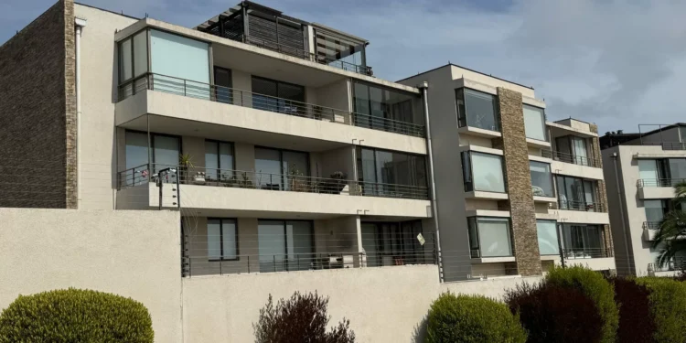 Denuncian inundación de costosos departamentos en Bosques de Montemar por falta de mantención del fin