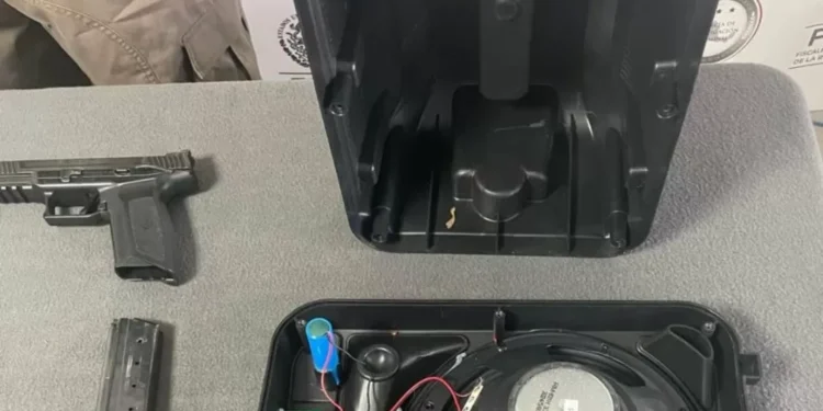 Decomisan armas ocultas en pincho bocina en camión de paquetería en Nuevo León