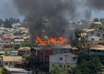 Incendio consumió dos viviendas en Villa Independencia de Viña