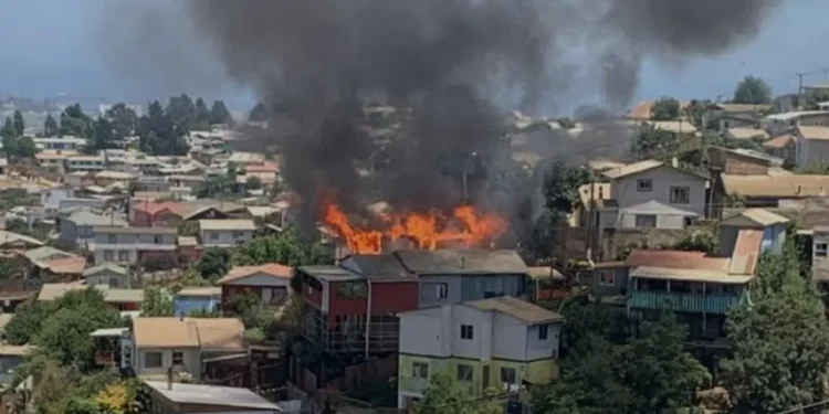 Incendio consumió dos viviendas en Villa Independencia de Viña