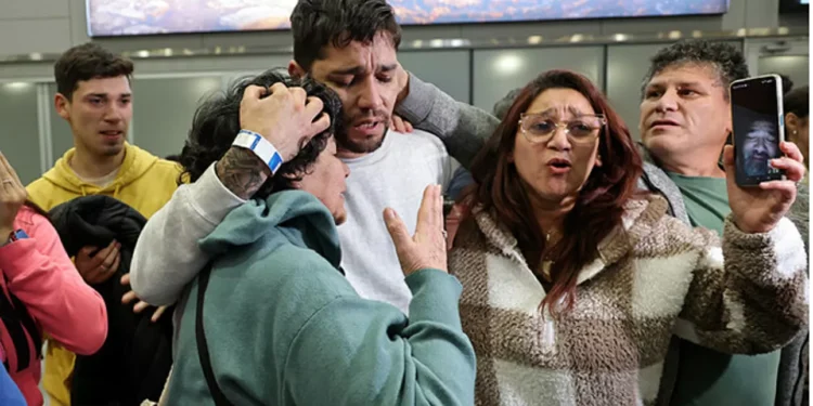 Llegó a Chile vuelo con 44 chilenos que fueron deportados por Estados Unidos