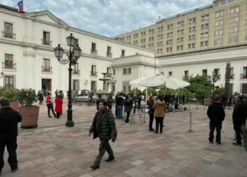 Funcionarios de La Moneda realizan evacuación preventiva debido a fuerte efluvio a gas