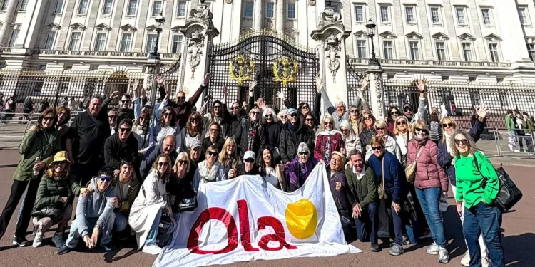 Ola concretó su icónica salida acompañada “Ola Europea” con 50 pasajeros