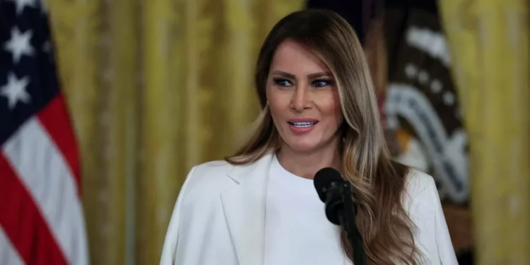 Melania Trump presenta audiolibro con voz artificial: “Mi historia, mi verdad”