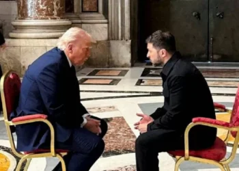 Zelesnky y Trump hablaron de protección aérea y sanciones económicas en el Vaticano