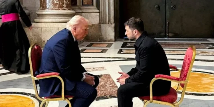 Zelesnky y Trump hablaron de protección aérea y sanciones económicas en el Vaticano