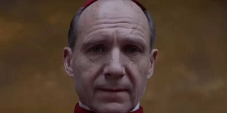 Película ‘Cónclave’ serviría de guía para cardenales, revelan; ¡ficción supera realidad!