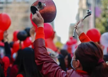 Matronas marchan al Congreso en rechazo a decisión que les recorta funciones en Valparaíso