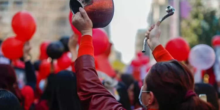 Matronas marchan al Congreso en rechazo a decisión que les recorta funciones en Valparaíso