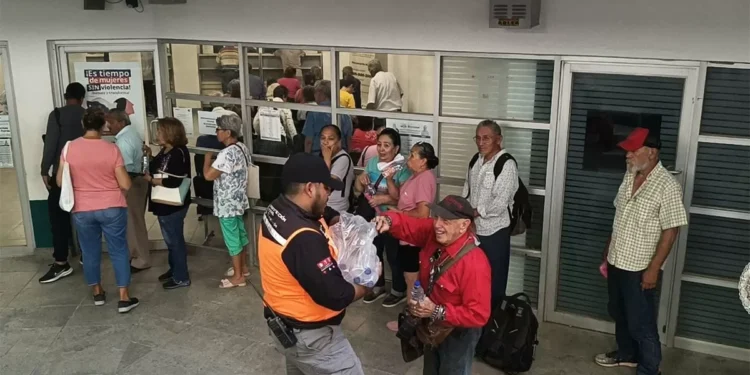 Ola de calor: Reparten agua a abuelitos para hacer fachada a las altas temperaturas