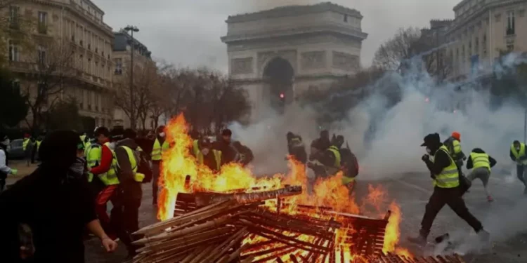 Dos muertos, heridos, saqueos y autos incendiados en festejos en Paris posteriormente que PSG ganara la Champions