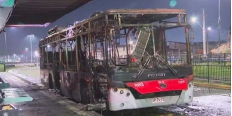 Queman bus del conducción público en Pedro Aguirre Cerda y dejan panfletos alusivos a causas anarquistas