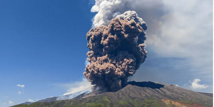 Erupción de Volcán Etna deja elevado nube de humo y cenizas en Italia