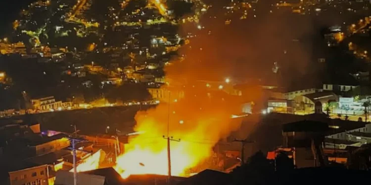 Cuatro viviendas destruidas deja incendio en cerro de Valparaíso