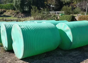 Vecinos de camino internacional reciben estanques acumuladores de agua potable