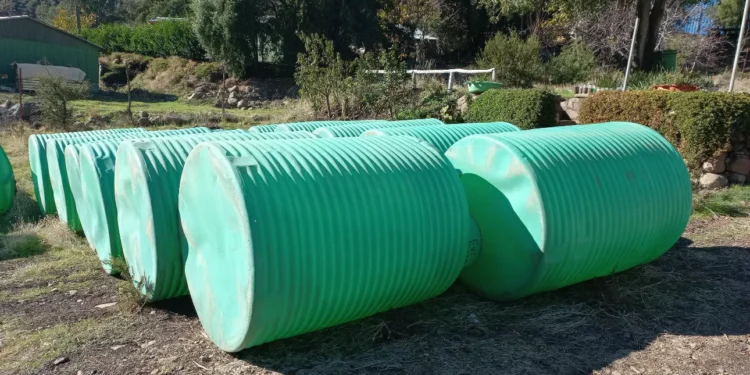 Vecinos de camino internacional reciben estanques acumuladores de agua potable