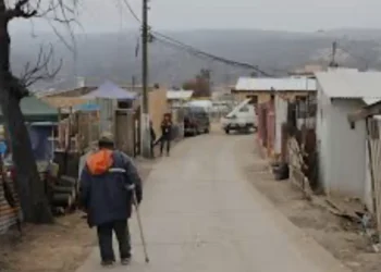 Afectados del megaincendio preocupados por llegada de las lluvias debido a que viviendas en absoluto estarían bien terminadas