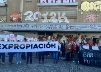 Residentes del Barrio ancladero marcharon en Valparaíso para exigir acciones concretas tras incendio y abandono
