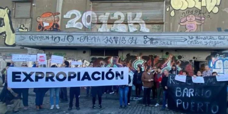Residentes del Barrio ancladero marcharon en Valparaíso para exigir acciones concretas tras incendio y abandono