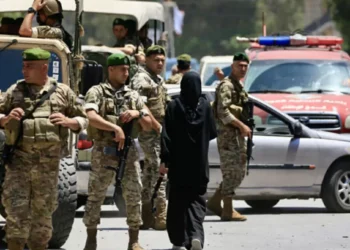 Israel lanza ataque frente a el sur de Líbano pese a tregua y deja tres muertos