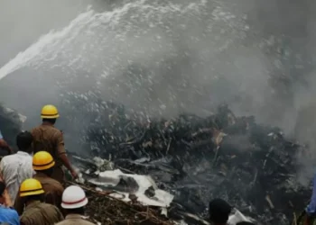 Avión con 242 personas que volaba a Londres se estrella al antorcha de India