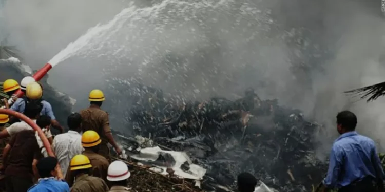 Avión con 242 personas que volaba a Londres se estrella al antorcha de India