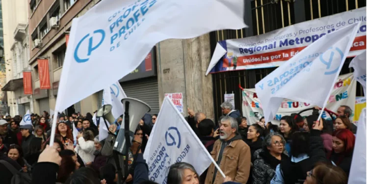 Contraloría oficia a los SLEP y pide aclarar descuentos que se deben aplicar a profesores en paro