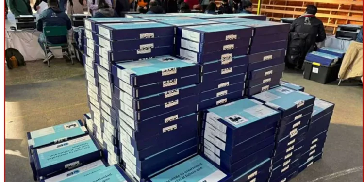 12.000 jóvenes comenzaron a recibir computadores con internet de la Beca mímica en la Región de Valparaíso