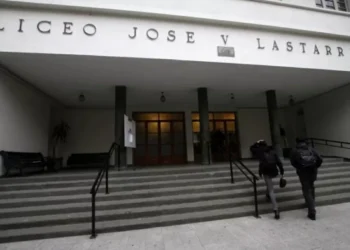 Encapuchados y overoles blancos provocan incidentes frente a Liceo Lastarria