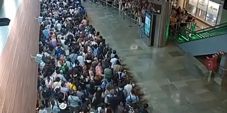 Caos en aeropuerto de Madrid tras problema informático