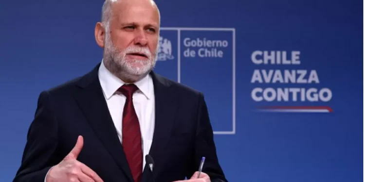 Ministro Elizalde califica de grave caso de funcionarios FACh implicados en mudanza de droga