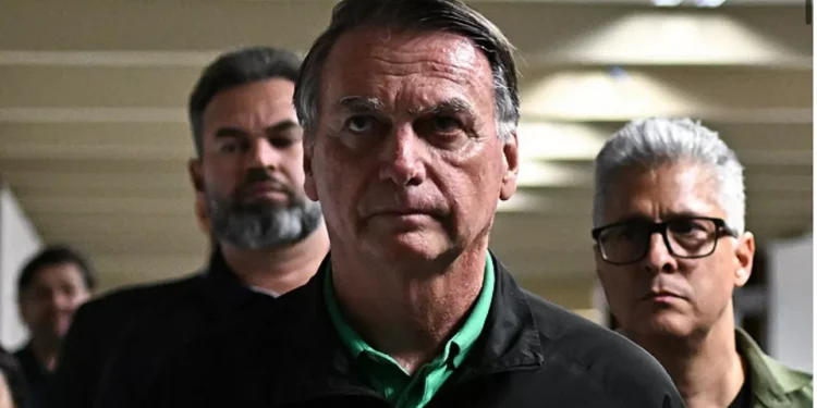 ley de Brasil impone a Bolsonaro la tobillera electrónica y le prohíbe usar redes sociales