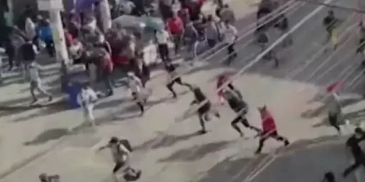 Comerciantes ambulantes se enfrentan a guardias municipales en Barrio Meiggs