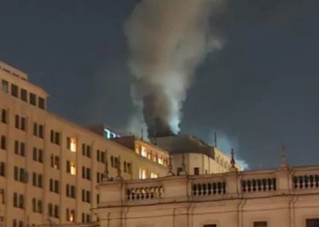 Incendio en gabinete de Hacienda deja tres pisos afectados pero se descarta daños a documentos y equipos