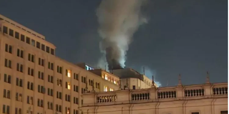 Incendio en gabinete de Hacienda deja tres pisos afectados pero se descarta daños a documentos y equipos