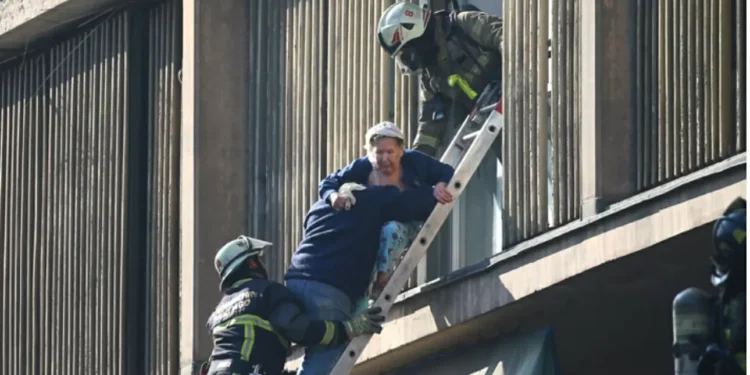 calcinación en Santiago provoca atrapados, heridos y la evacuación de jardín infantil