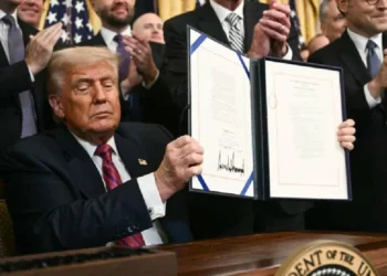 Trump proceso a The Wall Street Journal por artículo que lo vincula con Epstein