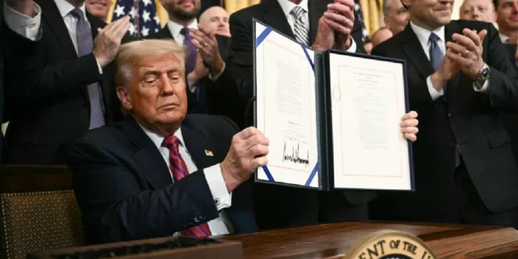 Trump proceso a The Wall Street Journal por artículo que lo vincula con Epstein