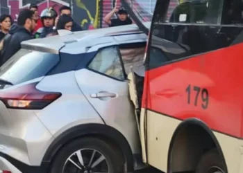 Colisión entre microbús y automóvil deja seis heridos en piso Arlegui