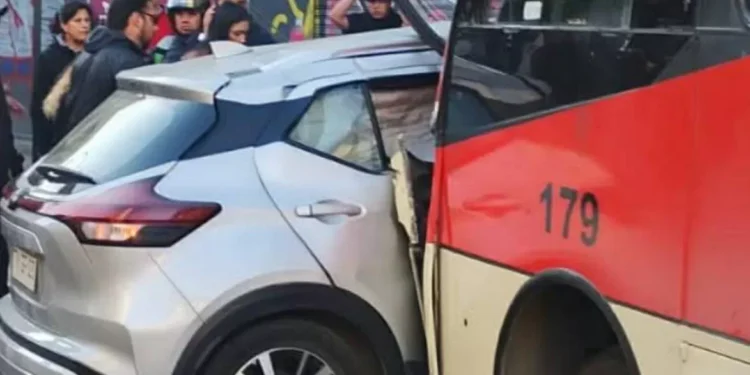 Colisión entre microbús y automóvil deja seis heridos en piso Arlegui