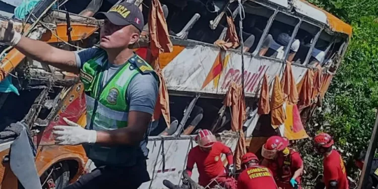 Bus cae por un barranco y deja al menos 18 muertos en Perú