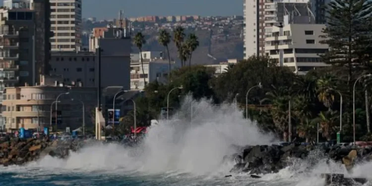 Alerta de marejadas para gran parte de la costa chilena
