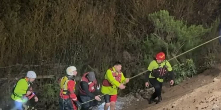 operante nocturno salva a tres kayakistas atrapados en el río Aconcagua en Concón